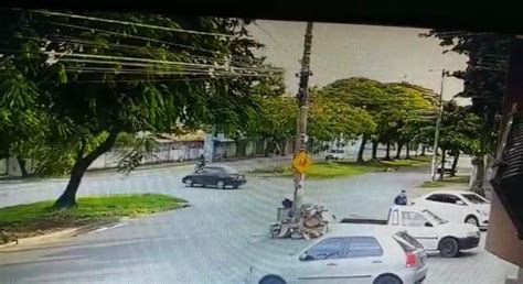 Em Cruzamento Motociclista Bate Em Carro E Morre Em Cais De Goi Nia