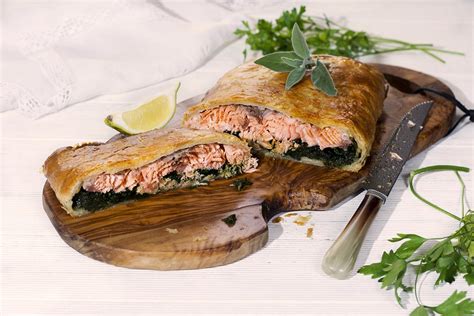 Hojaldre de salmón y espinacas con piñones La Cocina de Frabisa La