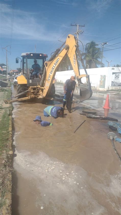 Centro de Juazeiro fica sem água após rompimento de rede em frente ao