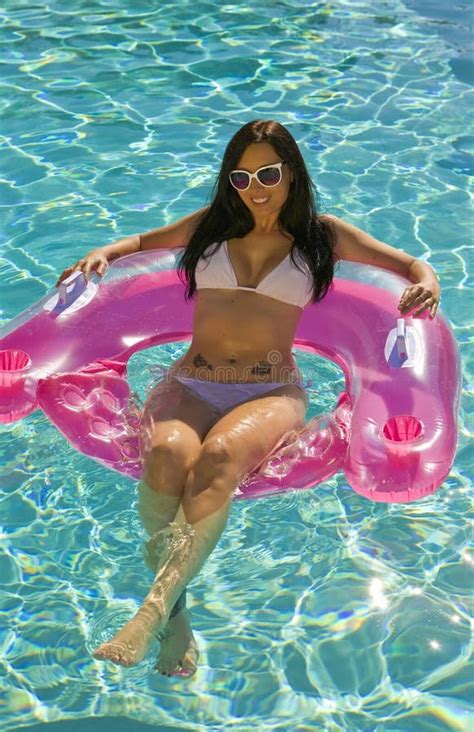 Brunette Atractivo En Silla De La Piscina Foto De Archivo Imagen De