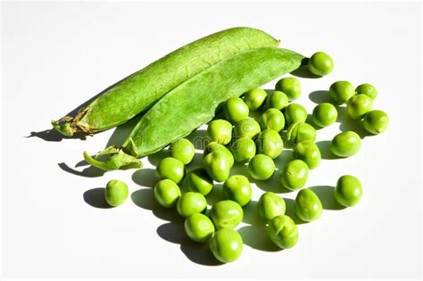 Granos De Guisantes Verdes Frescos Nutritivos Vegetales Verdes Aislados