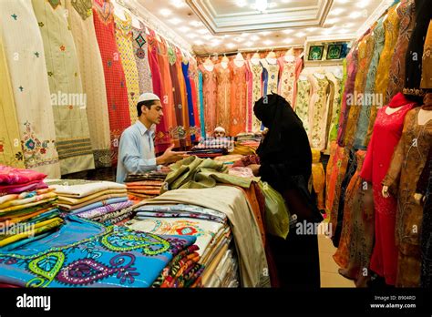 Dubai clothing women hi-res stock photography and images - Alamy