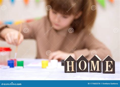 Niña Pequeña Pinta Una Foto En Casa Con Tarjeta De Saludo Casera Como