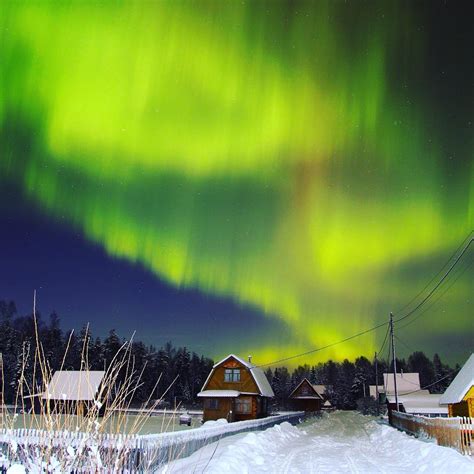 Intense yellow auroras in the sky of Murmansk - Strange Sounds
