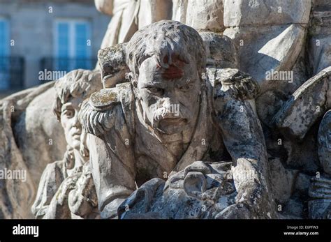 Monumento A La Batalla De Vitoria En La Plaza De La Virgen Blanca