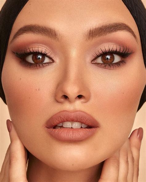 Soft Nude Makeup Is The Minimalist Trend Of The Season