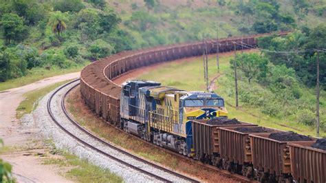 Trem Gigante Quase Vag Es Passando Chutado Na Ferrovia Do A O