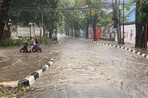 Hujan Deras Landa Jakarta 4 Genangan Muncul Di Jakpus