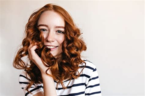 Fille De Gingembre Aux Yeux Bleus Posant Avec Un Sourire Heureux Tir