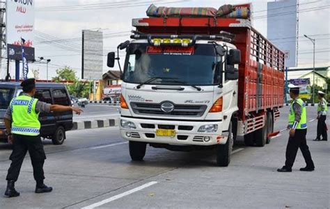 Mulai Jumat Besok Truk Sumbu Tiga Pengangkut Barang Dilarang