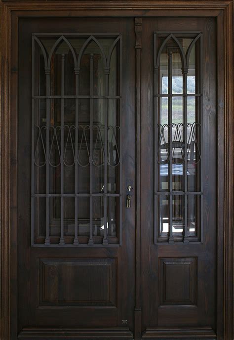 Puerta De Estilo Modernista De Una Hoja Y Fijo Lateral Con Rejas