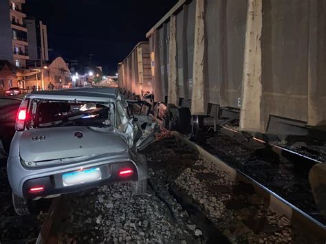 Carro bate em trem em passagem de nível de Barra Mansa Sul do Rio e