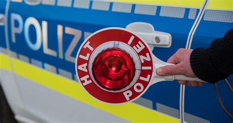 A7 Füssen Polizei Lkw Wendet Auf Der Autobahn Vor Dem Grenztunnel