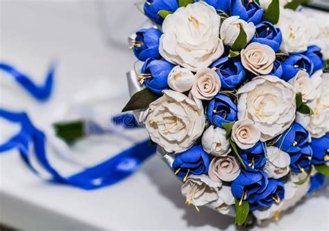 Un Mazzo Della Sposa Dalle Rose E Dalle Fedi Nuziali Bianche E Blu Da