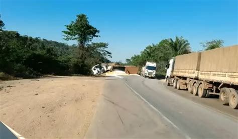 Acidente colisão traseira em carreta termina em morte de caminhoneira