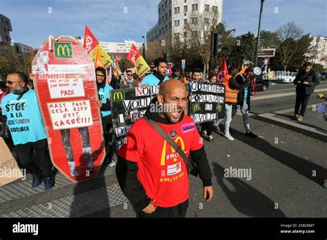 Les Employ S De Mcdonald S Et Les Syndicalistes Tiennent Des Pancartes