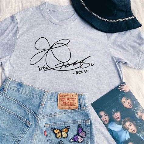 V Signature T-Shirt - Nowstalgia