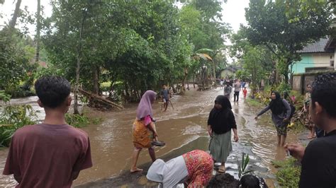 Hujan Deras Mengakibatkan Sungai Di Desa Loyok Meluap Jembatan