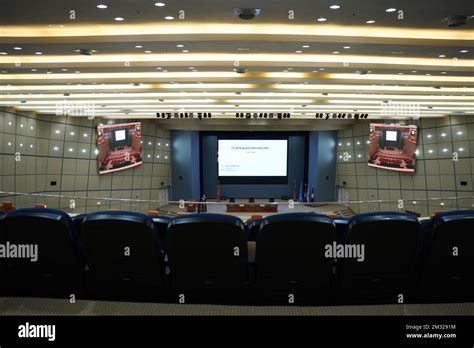 Huge And Luxurious University Auditorium Chairs With Presentation Big
