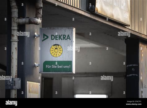 Foto De Un Cartel Con El Logotipo De Dekra En Su Oficina Para Colonia