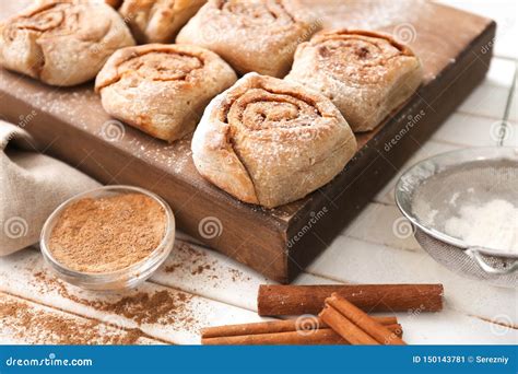 Tablero Con Los Bollos De Canela Deliciosos En Fondo De Madera Imagen