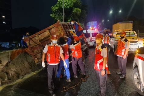 Foto Kernet Tewas Tertimpa Truk Muatan Pasir Dongkrak Penyangga