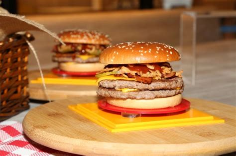 Mcdonalds Celebra El Lanzamiento Oficial De Su Nueva Hamburguesa