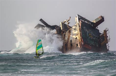 Navegando No Oceano Tempestuoso Quebrando Ondas Enormes Foto De Stock