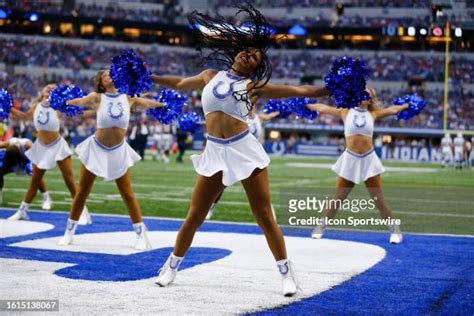 Chicago Bears Cheerleaders Photos and Premium High Res Pictures - Getty ...