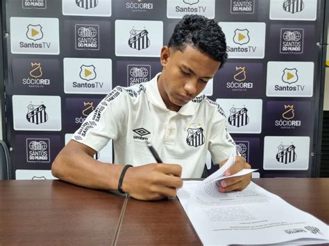 Santos assina primeiro contrato de formação promessa do sub 15