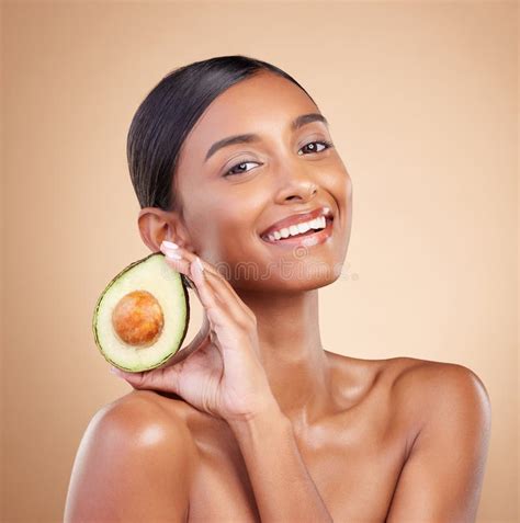 Skincare Retrato Y Aguacate Con Una Modelo De Mujer En Estudio Sobre Un