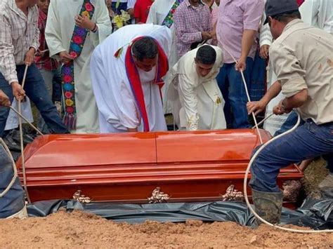 Sepultan Los Cuerpos De Los 2 Sacerdotes Jesuitas Asesinados En Chihuahua