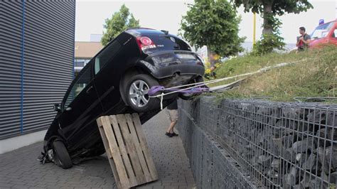 Fulda Unfall Auf Rewe Parkplatz Autofahrerin St Rzt Hang Hinab