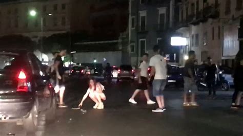 La Follia Del Sabato Sera Rissa In Strada Tra Le Auto Alla Cala Le