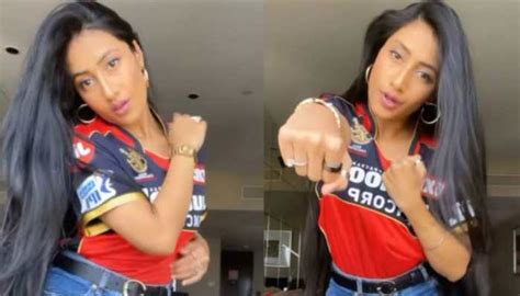 Ipl Yuzvendra Chahals Wife Dhanashree Verma Shows Off Hot Dance Moves In Rcb Jersey Video