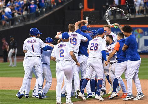 Mets Capitalize On Marlins Extra Inning Error In Walk Off Win