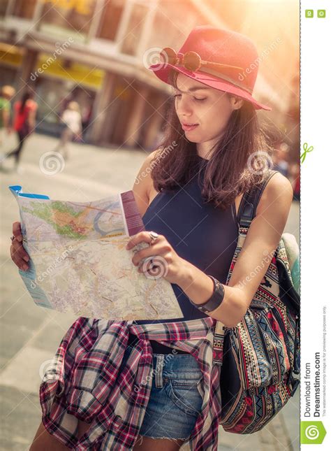 Turista Joven En La Ciudad Que Mira Un Mapa Foto De Archivo Imagen De