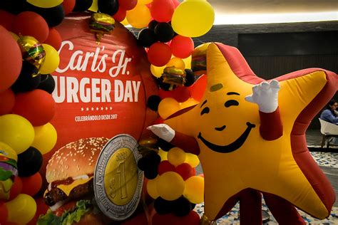 Celebra el Día de la Hamburguesa en Carls Jr Triángulo Las Ánimas