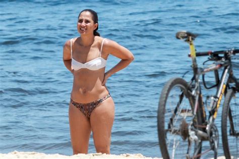 Camila Pitanga Curte Dia Na Praia E Exibe Boa Forma Em Novas Fotos