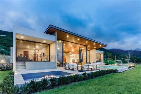 Casa Con Techo Inclinado Para Una Mejor Vista Del Lago