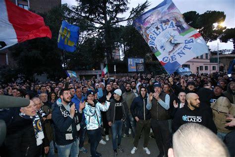 Sit In Dei Tifosi Della Lazio Davanti Alla Figc Vogliamo Rispetto