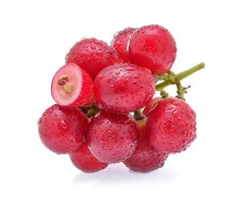 Uvas Rojas Con Gotas De Agua Aisladas Sobre Fondo Blanco Foto Premium