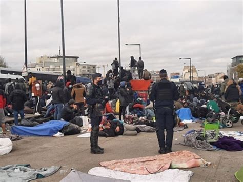 Vid Os Saint Denis Vacuation D Un Camp De Migrants Plus De