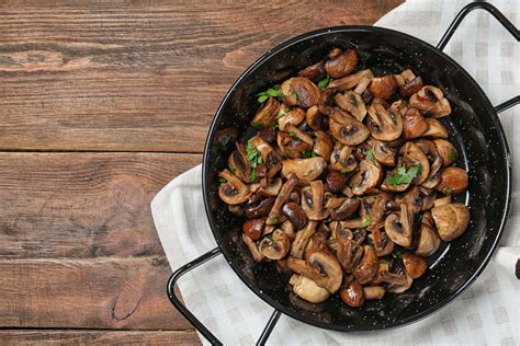 Funghi In Padella Il Contorno Veloce Tipicamente Autunnale