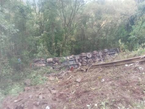 Carreta Sai Da Pista E Tomba Na Br No Oeste De Sc Clicrdc