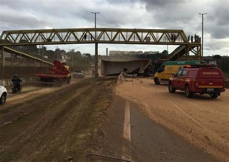 Carreta De Trigo Tomba E Complica Tr Nsito Em Betim Portal Agita