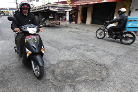 Moradores reclamam de buracos de rua na região do Butantã 25 10 2022