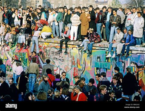 Menschen Auf Der Mauer Am Brandenburger Tor Dem Tag Nach Dem Fall Der