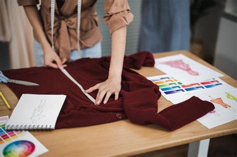 Sastre Mujer Trabajando En Sastrer A Elegante Dise Adora De Moda Sastre