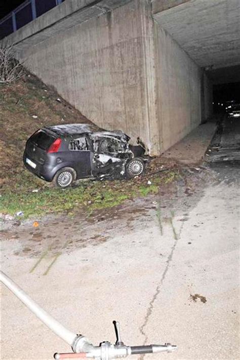 Fotos Schwerer Unfall In Valley Passanten Retten Fahrer Aus